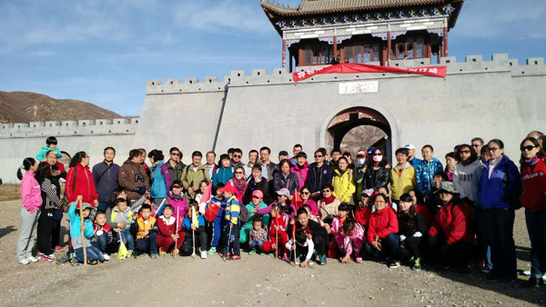 標(biāo)題：【放松心情  勇攀高峰】——呼市一中教職工秋季登山健身活動(dòng)
瀏覽次數(shù)：1570
發(fā)表時(shí)間：2015-10-26