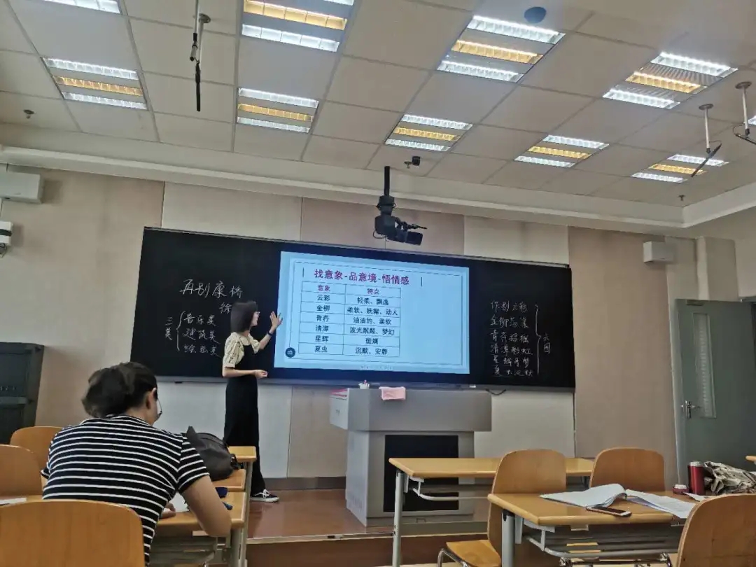 標(biāo)題：初登臺(tái)，初反思 ▏2020入職教師匯報(bào)課完美收官
瀏覽次數(shù)：681
發(fā)表時(shí)間：2020-08-24