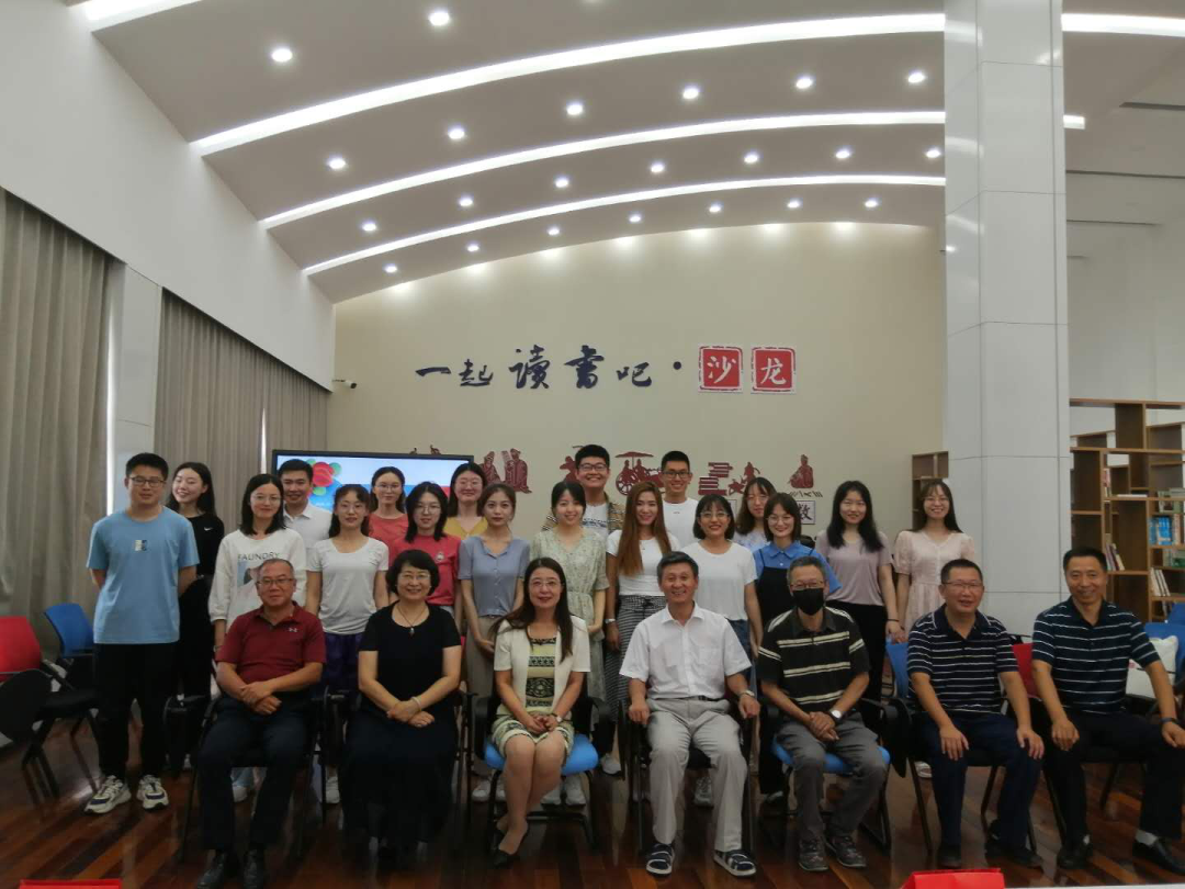 標(biāo)題：火紅榴花照眼明，枝間時(shí)見子初成 ▏2020入職教師總結(jié)匯報(bào)會(huì)
瀏覽次數(shù)：689
發(fā)表時(shí)間：2020-08-24