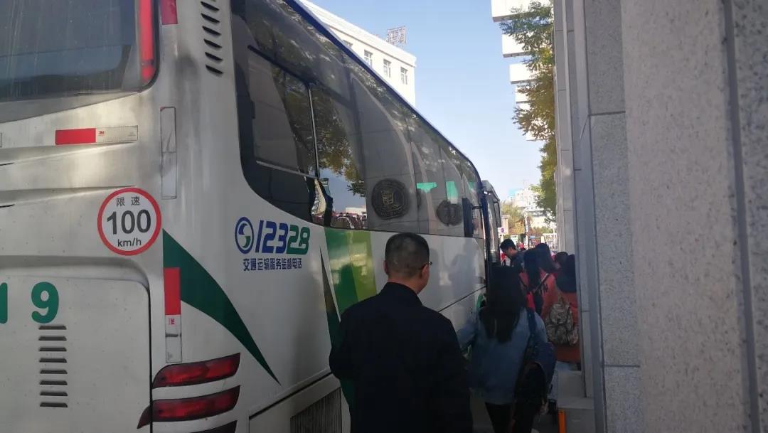 標(biāo)題：行是知之始、知是行之成 | 呼市一中化學(xué)教研組赴化工廠參觀學(xué)習(xí)
瀏覽次數(shù)：1043
發(fā)表時(shí)間：2020-10-22