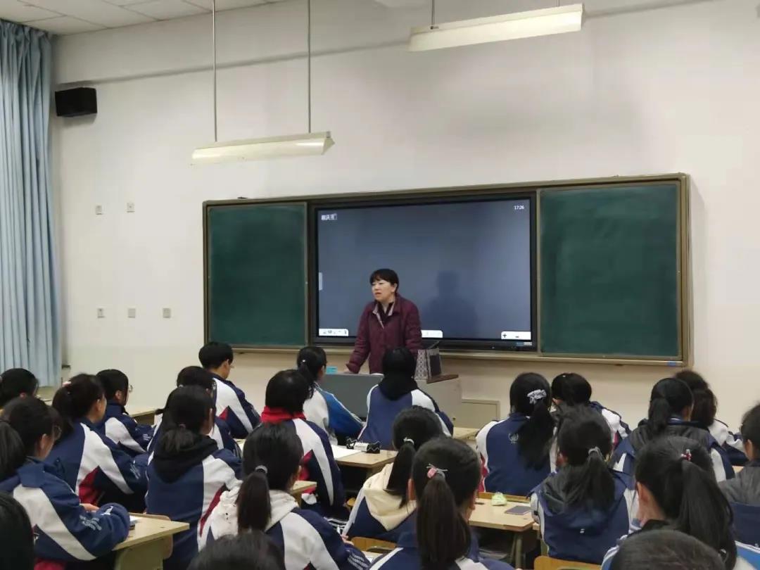 標(biāo)題：把握高二關(guān)鍵期 師生協(xié)行創(chuàng)輝煌—— 呼市一中高二晟騰部召開期中家長(zhǎng)會(huì)
瀏覽次數(shù)：1469
發(fā)表時(shí)間：2020-12-05