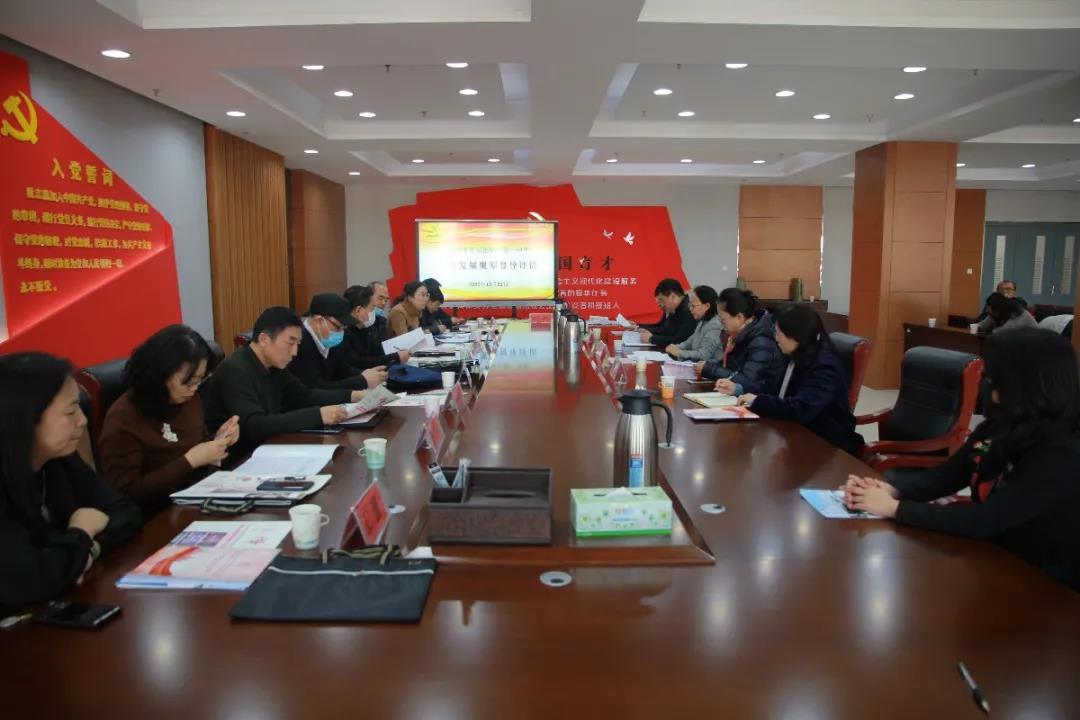 標題：不忘立德樹人初心，牢記為黨育人為國育才使命，書寫呼市一中高質(zhì)量發(fā)展新篇章 ——呼市一中三年發(fā)展規(guī)劃督導(dǎo)檢查
瀏覽次數(shù)：1365
發(fā)表時間：2020-12-29