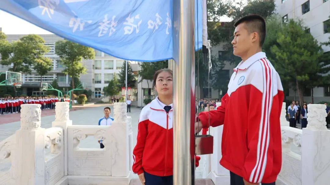 標(biāo)題：呼市一中舉行“請(qǐng)黨放心，強(qiáng)國(guó)有我”主題升國(guó)旗儀式、“憲法宣誓”、“黨旗下宣誓”系列活動(dòng)
瀏覽次數(shù)：1733
發(fā)表時(shí)間：2021-09-14